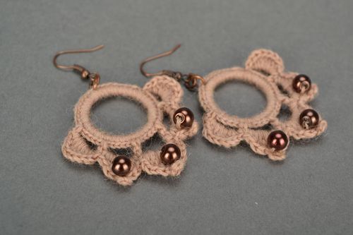 Brincos com pingentes de malha artesanais ornados com gancho Chocolate - MADEheart.com