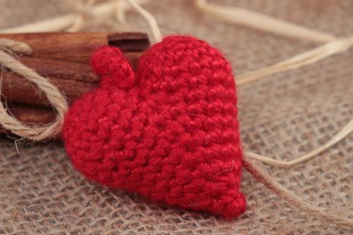 Мягкая вязаная игрушка сердце ручной работы крючком для интерьера и детей - MADEheart.com