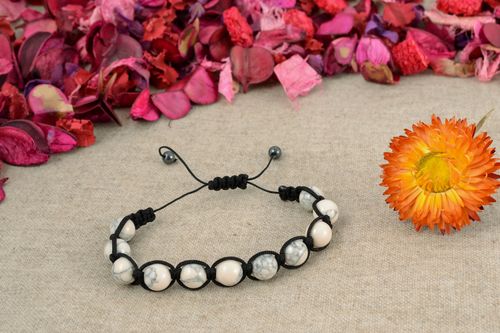 Handmade Armband aus Glasperlen Schwarz weiß - MADEheart.com