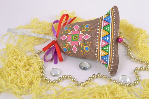 Colgante decorativo hecho a mano de tela con forma de campanilla con pintura con ojal  - MADEheart.com