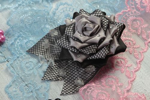 Barrette cheveux fait main Accessoire femme Broche fleur noir en satin - MADEheart.com