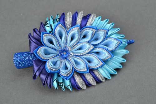 Barrette à cheveux de reps et brocart technique kanzashi La plume bleue doiseau de feu - MADEheart.com