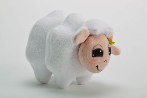 Brinquedo macio Cordeiro com uma rosa - MADEheart.com