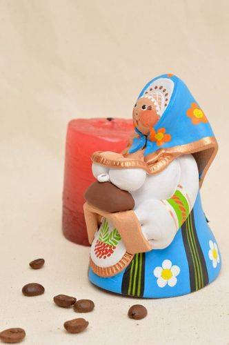 Оригинальный глиняный колокольчик в виде девицы с росписью ручной работы - MADEheart.com