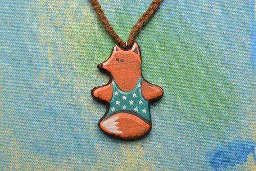 Pendentif en bois fait main en forme de renard - MADEheart.com