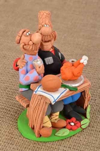 Figurine en céramique originale Compères au déjeuner  - MADEheart.com