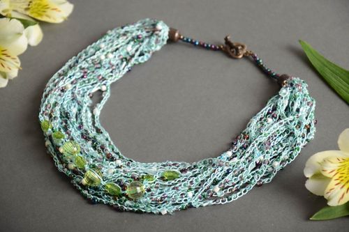 Collier volumineux en perles de rocaille au crochet bleu fait main original long - MADEheart.com