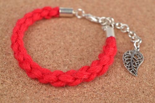 Pulsera trenzada de lana artesanal roja con colgante con forma de hoja  - MADEheart.com