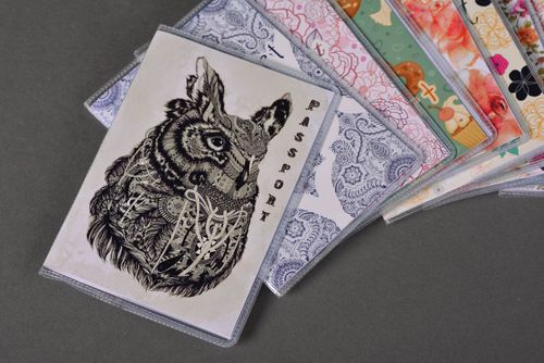 Funda para pasaporte hecha a mano porta documentos artesanal regalo original - MADEheart.com