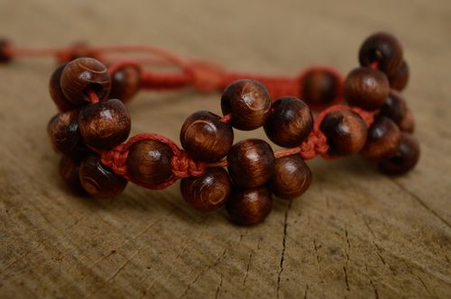 Bracelet en cordon tressé étroit brun et rouge fait main avec perles en bois - MADEheart.com