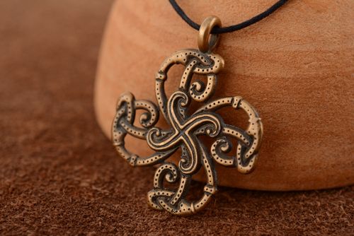 Pendentif en bronze fait main original Symbole solaire - MADEheart.com