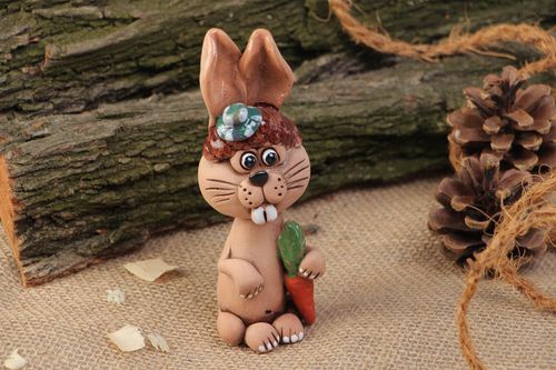 Figura de arcilla artesanal pintada con forma de liebre - MADEheart.com