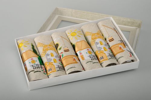 Conjunto de servilletas de lino bordadas a mano  - MADEheart.com