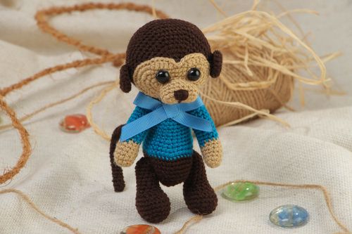 Jouet mou Singe tricoté marron avec pull bleu petit original fait main - MADEheart.com