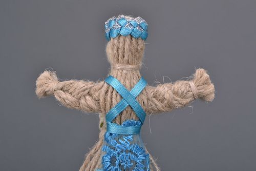 Boneca vesnyanka em um vestido azul - MADEheart.com