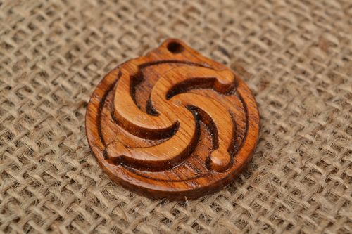 Pendentif sculpté en bois fait main rond avec symbole slave de la Lignée - MADEheart.com