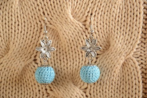 Pendientes de cuentas envueltas en hilos artesanales azules femeninos bonitos - MADEheart.com
