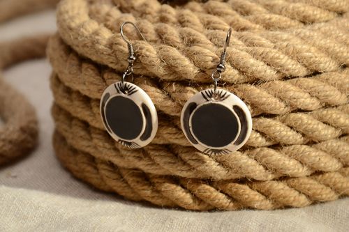 Boucles doreilles dargile rondes pendantes peintes démaux colorés faites main - MADEheart.com