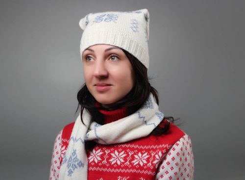 Knit hat and scarf with embroidery  - MADEheart.com