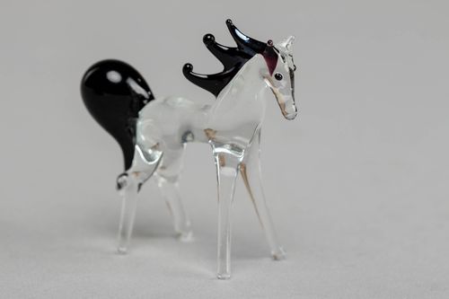 Lampwork Figur aus Glas Pferd klein und ungewöhnlich - MADEheart.com