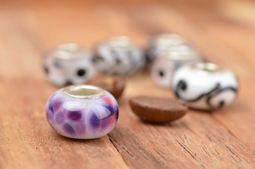 Handgemachte Glasperle Schmuckperle zum Basteln Lampwork Perlen lila weiß - MADEheart.com