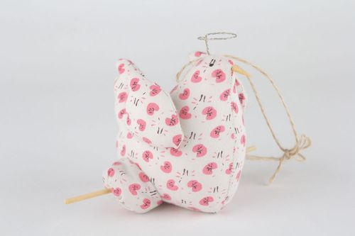Pingente para interior feito à mão de algodão Franguinho com nimbo - MADEheart.com