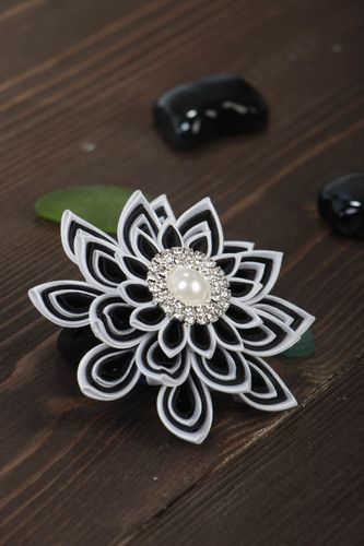 Élastique à cheveux grande fleur noir blanc en rubans de satin fait main - MADEheart.com