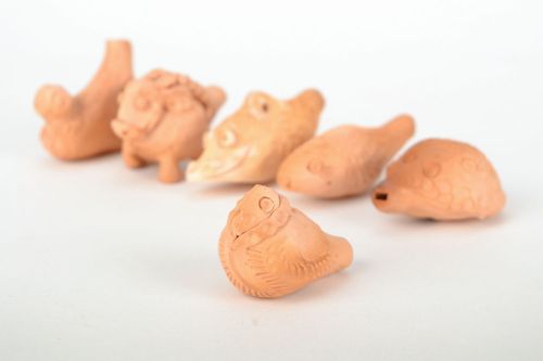 Apito de argila brinquedo de cerâmica artesanal  - MADEheart.com