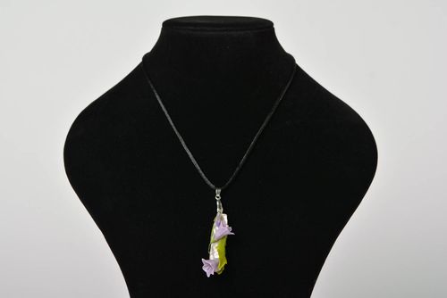 Ciondolo in argilla polimerica fatto a mano pendente fiori laccio di caucciu - MADEheart.com