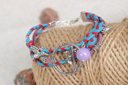 Geflochtenes Lederarmband mit Anhängern und Metallfurnitur für Alltagskleidung - MADEheart.com
