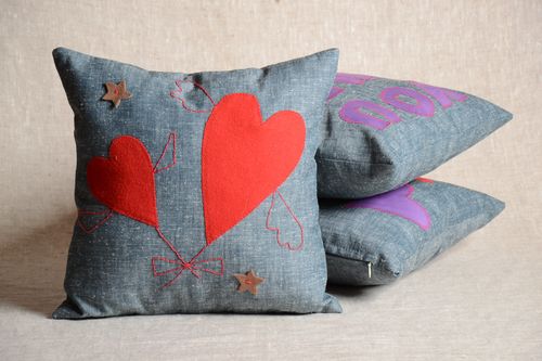 Petit coussin décoratif fait main avec cœurs de design couleur de jean - MADEheart.com