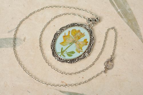 Pendant with fresh flowers in the epoxy resin handmade accessory of long chain - MADEheart.com