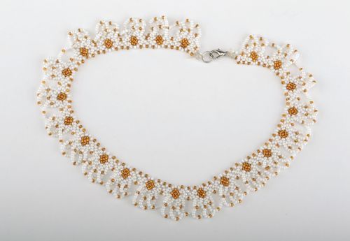 Weißes Collier aus Glasperlen  - MADEheart.com