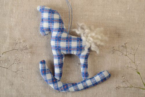 Jouet cheval fait main Doudou cheval à carreaux bleu Décoration chambre bébé - MADEheart.com