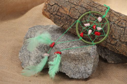 Handgemachte grüne Dekoration mit Traumfänger mit Federn Sommerliches Feld - MADEheart.com