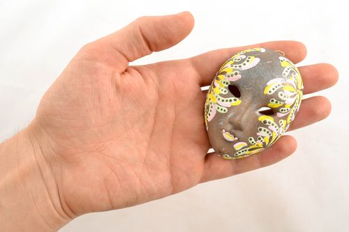 Suspension décorative faite main masque de Venise exotique en argile - MADEheart.com