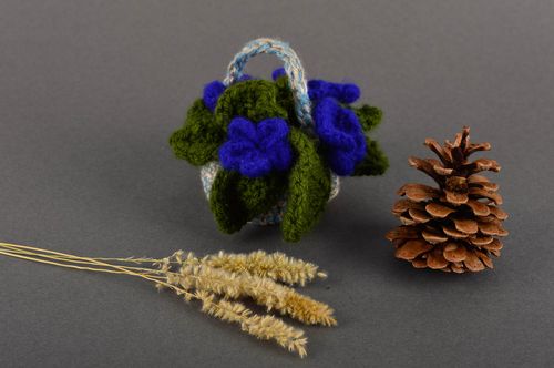 Handmade decorative composition with flowers crocheted home decor ideas - MADEheart.com