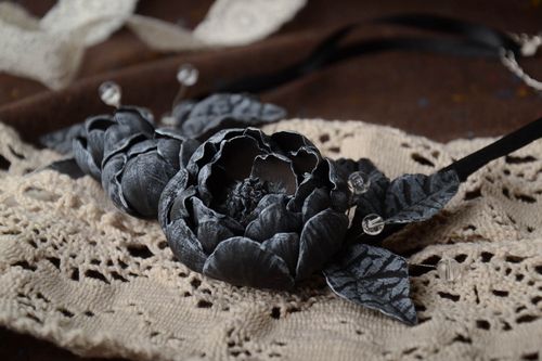 Сollier en pâte autodurcissante avec fleurs noires sur rubans fait main femme - MADEheart.com
