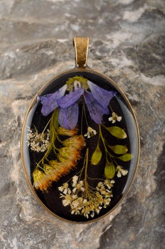 Pendentif noir Bijou fait main fleurs résine époxyde ovale Cadeau femme - MADEheart.com