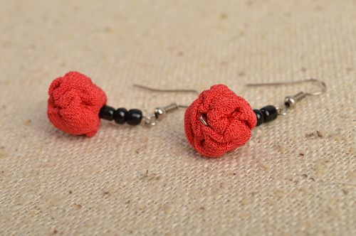 Handgemachter Schmuck Damen Ohrringe Modeschmuck Ohrhänger rot aus Stoff - MADEheart.com