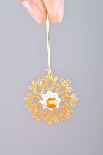 Handgemachte gelbe gehäkelte Ohrringe mit Anhängern in Occhi Technik für Frauen - MADEheart.com