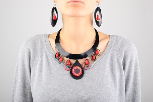 Boucles doreilles Collier fait main noir rouge pierres cuir Bijoux fantaisie - MADEheart.com