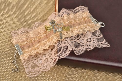 Pulsera de encaje beige delicada  - MADEheart.com