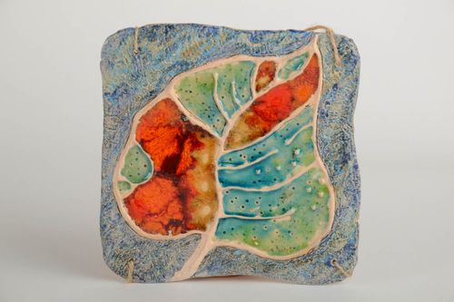 Panel decorativo hecho a mano de cerámica con hoja cuadrado pintado con ojete - MADEheart.com