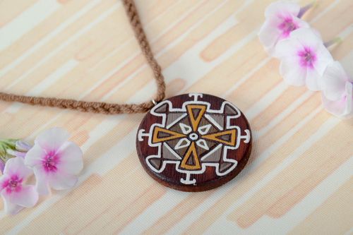 Pendentif en bois fait main Bijou ethnique Accessoire femme Pendentif rond - MADEheart.com