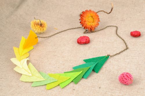 Bright felt necklace with metal chain - MADEheart.com
