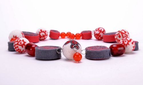 Halskette aus Filz mit Kunststoff-Perlen - MADEheart.com