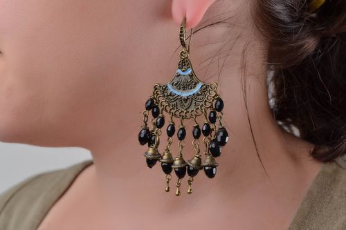 Orecchini di metallo fatti a mano lunghi accessorio originale bello da donna - MADEheart.com