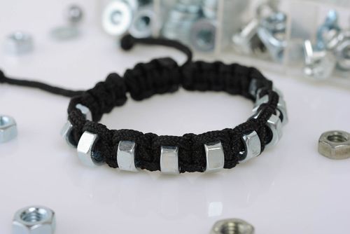 Geflochtenes Armband handmade in Schwarz aus Schnur mit Schraubenmuttern schön - MADEheart.com
