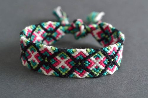Bracelet tressé de fils en macramé multicolore fait main à motif géométrique - MADEheart.com